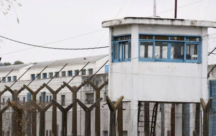 Dos presos se fugaron de la cárcel, usaron una aplicación de viajes y los atraparon al subirse