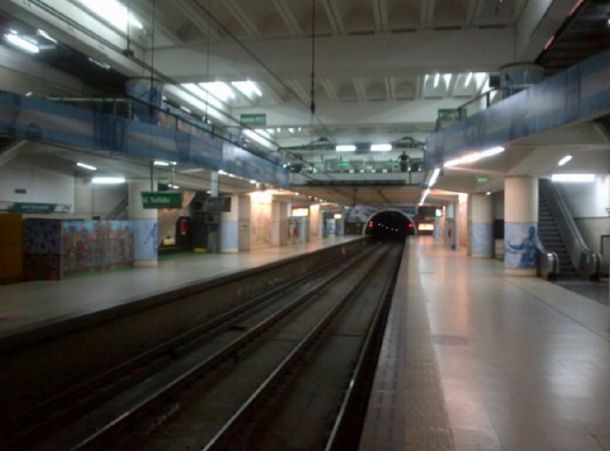 Vigiladores privados impiden con un piquete en las vías que funcione la línea D