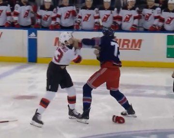 Insólito: dos equipos de hockey sobre hielo se agarraron a piñas apenas empezó el partido