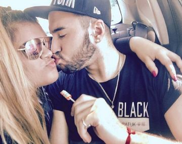 Romántico beso y mensajes entre Morena Rial y su novio.