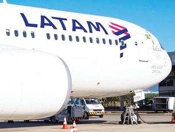 Denuncian que Latam descontó el salario de los trabajadores que hicieron cuarentena preventiva