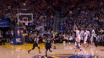 El lanzamiento de Curry desde atrás de mitad de cancha El lanzamiento de Curry desde atrás de mitad de cancha