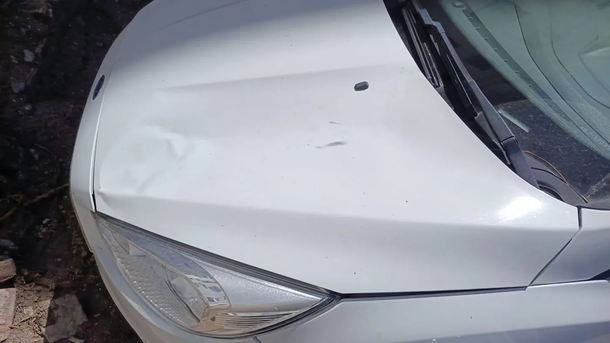 Así quedó el auto contra el que impactó el preso que se lanzó desde un cuarto piso de los Tribunales de La Plata. Foto gentileza: 0221. Así quedó el auto contra el que impactó el preso que se lanzó desde un cuarto piso de los Tribunales de La Plata. Foto gentileza: 0221. 