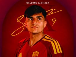 santi castro fue presentado en la roma: compartira plantel con dybala y soule