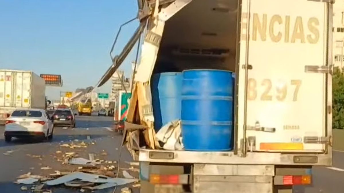 Caos en la Autopista 25 de Mayo por un choque entre dos camiones