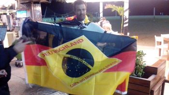 alientan por el rival: venden banderas brasilenas con los colores de alemania alientan por el rival: venden banderas brasilenas con los colores de alemania