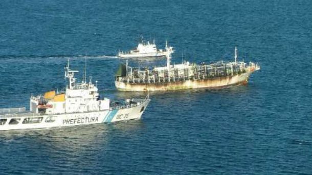 Capturan a un pesquero chino con más de 600 toneladas de calamar