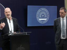 EL ministro Federico Sturzenegger y el vocero Manuel Adorni durante la conferencia de prensa en Casa Rosada