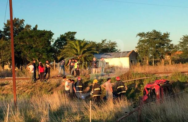 Dos muertos luego de que una locomotora embistiera un auto