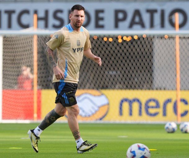 Lionel Messi entrenó a la par de sus compañeros. 
