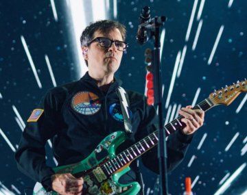 Weezer llega con un show espacial y festejo por los 30 años de su disco debut