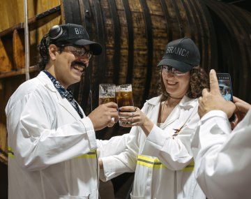 Exportando lo mejor del país: estadounidense le propuso casamiento a su novia en plena destilería de Fernet