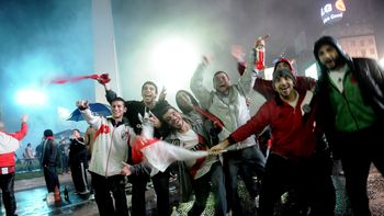 gracias river hinchas del millonario siguen de festejo en el obelisco bajo la lluvia gracias river hinchas del millonario siguen de festejo en el obelisco bajo la lluvia
