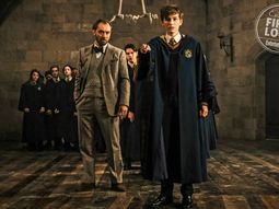 Un joven Albus Dumbledore (Jude Law) es el mentor de Newt Scamander (Joshua Shea) en Hogwarts
