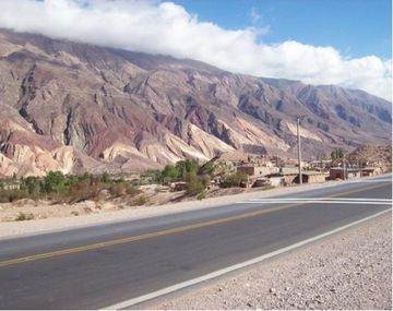 El pueblo con cerros lleno de colores y paisajes únicos