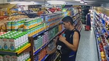 creyo que nadie lo veia pero las camaras lo captaron robandose todo el atun de un supermercado creyo que nadie lo veia pero las camaras lo captaron robandose todo el atun de un supermercado