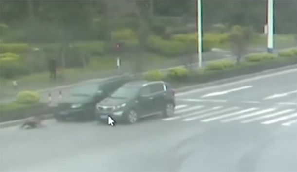 Intentó cruzar la calle con el semáforo en rojo y la atropellaron dos autos