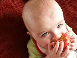 Bebe comiendo