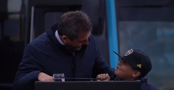 El divertido momento de Sergio Massa con un nene en el inicio de un acto