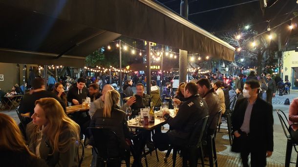 Sin protocolo ni distancia: Palermo estalló en el primer viernes de bares en pandemia