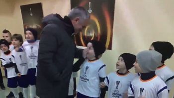 video: la reaccion de un nene al conocer a mourinho video: la reaccion de un nene al conocer a mourinho