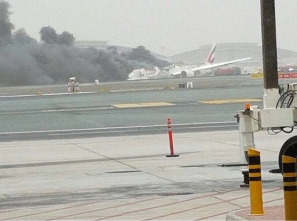 Susto en Dubai: aterrizaje forzoso e incendio de un avión en plena pista