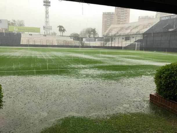 Así está el campo de juego del estadio de Quilmes (@CLMerlo)