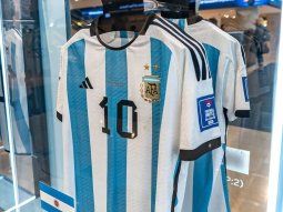 Subastaron 6 camisetas que vistió Messi en Qatar: cuánto recaudaron