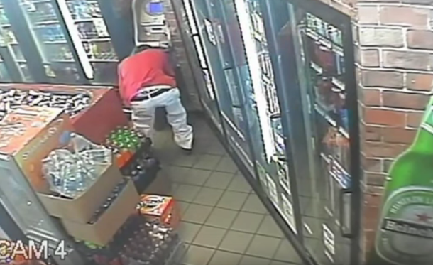 VIDEO: Encontró el cajero automático abierto y se llevó la plata