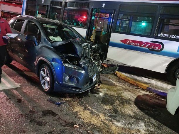 Villa Urquiza: chocó contra un colectivo, no quiso ser atendido y se quedó durmiendo en el auto