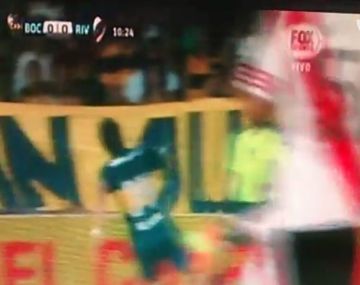 La patada de Vangioni ni bien empezó el segundo superclásico en Mendoza