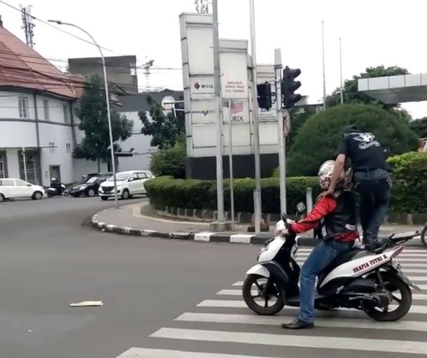 Le pasó por arriba por estar esperando sobre el cruce peatonal