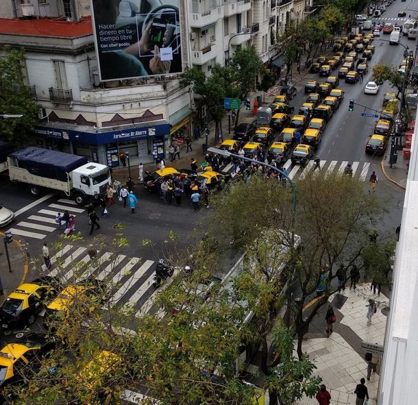 Taxistas cortarán Corrientes y Callao en protesta contra Uber