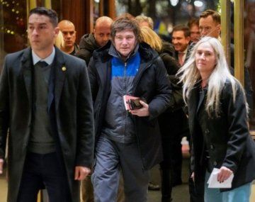 Vestido con el mameluco de YPF