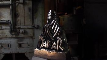 asi se hizo el preciado trofeo que se llevara el ganador del dakar