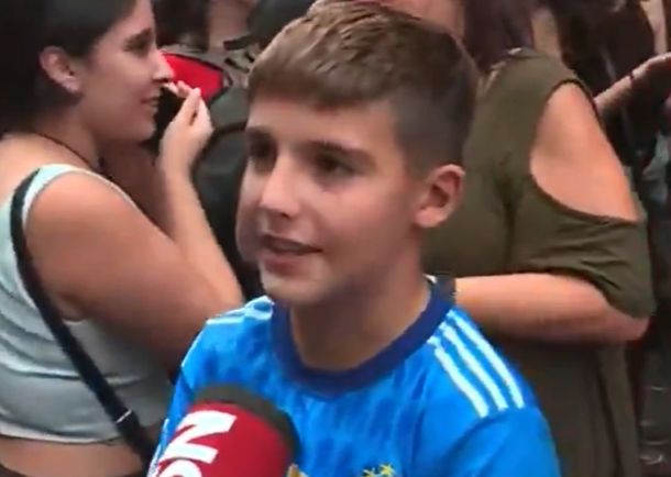 Un nene sorprendió al apuntar contra Javier Milei: Pegarle a los jubilados es de cagón