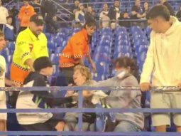 Pelea en la platea de Vélez: una señora quiso arrebatarle una camiseta a un nene