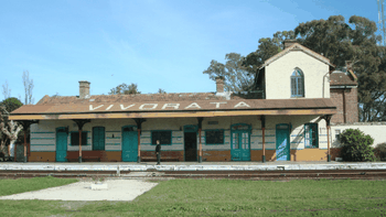 Se ubica en el partido de Mar Chiquita y posee construcciones tétricas que atrapan a los turistas. Se ubica en el partido de Mar Chiquita y posee construcciones tétricas que atrapan a los turistas.