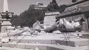 Un sismo de gran magnitud causa el colapso del Ángel de la Independencia en la Ciudad de México en 1957. Un sismo de gran magnitud causa el colapso del Ángel de la Independencia en la Ciudad de México en 1957.