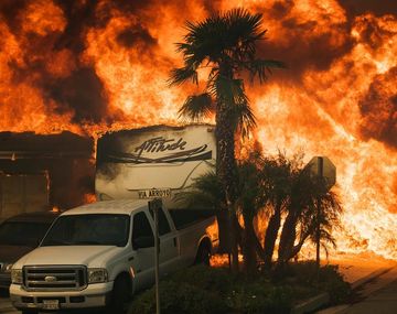 Fuego descontrolado en California: más de 200 mil evacuados