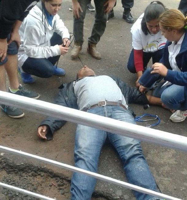 Locura por Francisco: cubría la visita a Paraguay y cayó de un edificio