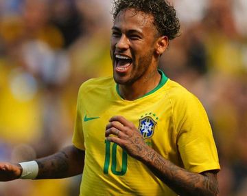 Neymar con su característico look