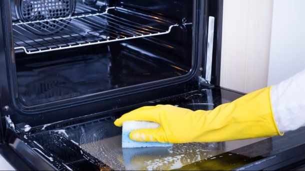 La Anmat prohibió la venta de un limpiahornos y parrillas: cuál no comprar