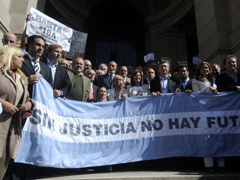 La oposición se concentró en Tribunales contra la reforma