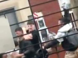 El delincuente quiso llevarse una moto pero los habitantes de la zona le dieron una paliza. El delincuente quiso llevarse una moto pero los habitantes de la zona le dieron una paliza.