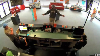 ladron con culpa: robo un local, pero pide a un cliente que se quede con su plata ladron con culpa: robo un local, pero pide a un cliente que se quede con su plata