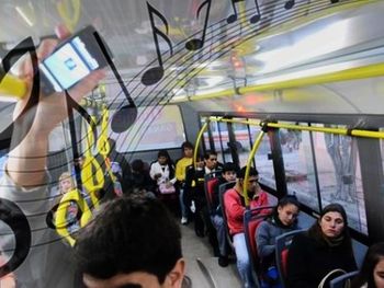 Quieren prohibir la música sin auriculares en los colectivos