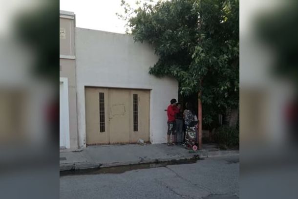 Se quejaban por el olor, llamaron a la policía y hallaron una mujer muerta en su casa