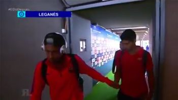 video: el desagradable regalo de neymar a luis suarez video: el desagradable regalo de neymar a luis suarez