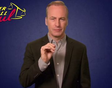 Saul Goodman le habla al público en español